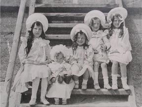 Savery sisters, 1907