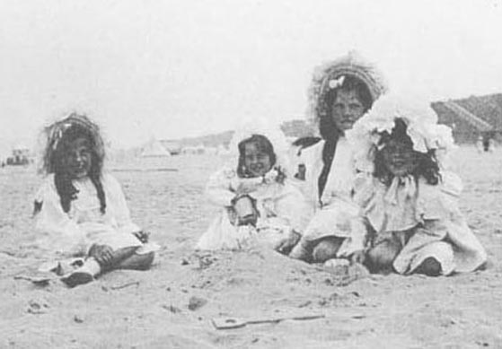 Savery sisters, 1906